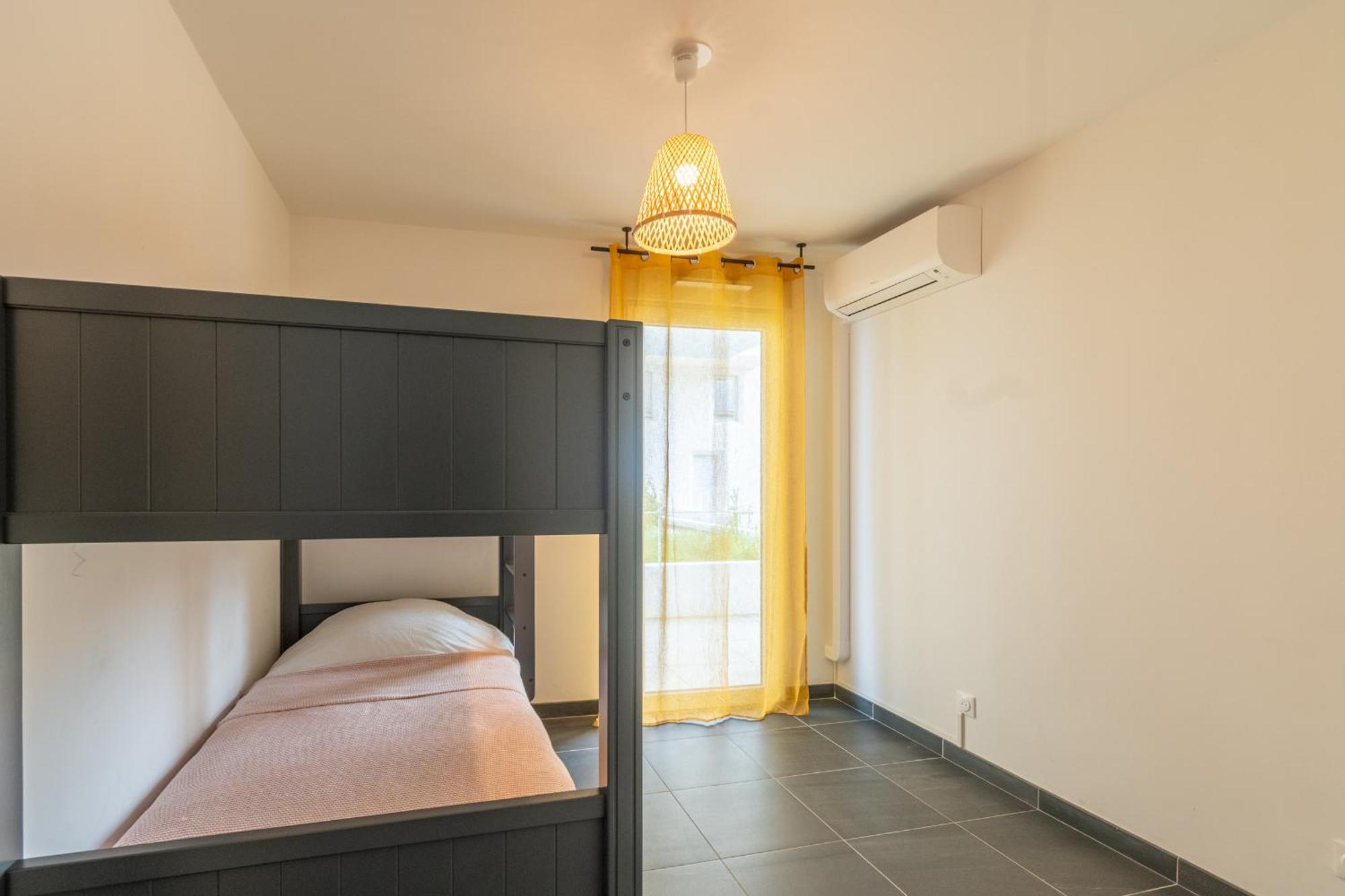 70 M2 Climatise Avec Balcon Et Parking * Marseille