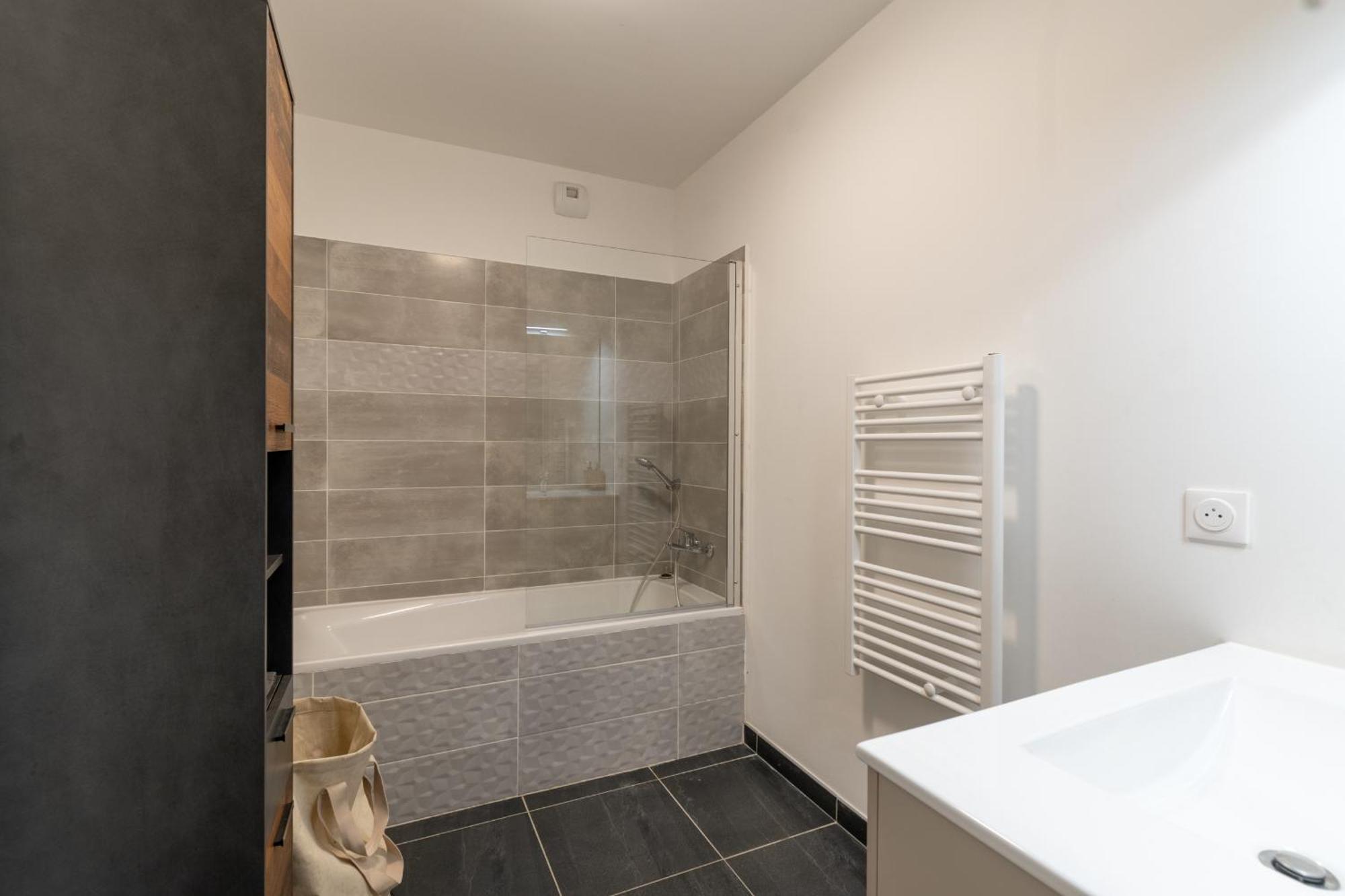 70 M2 Climatise Avec Balcon Et Parking * Marseille
