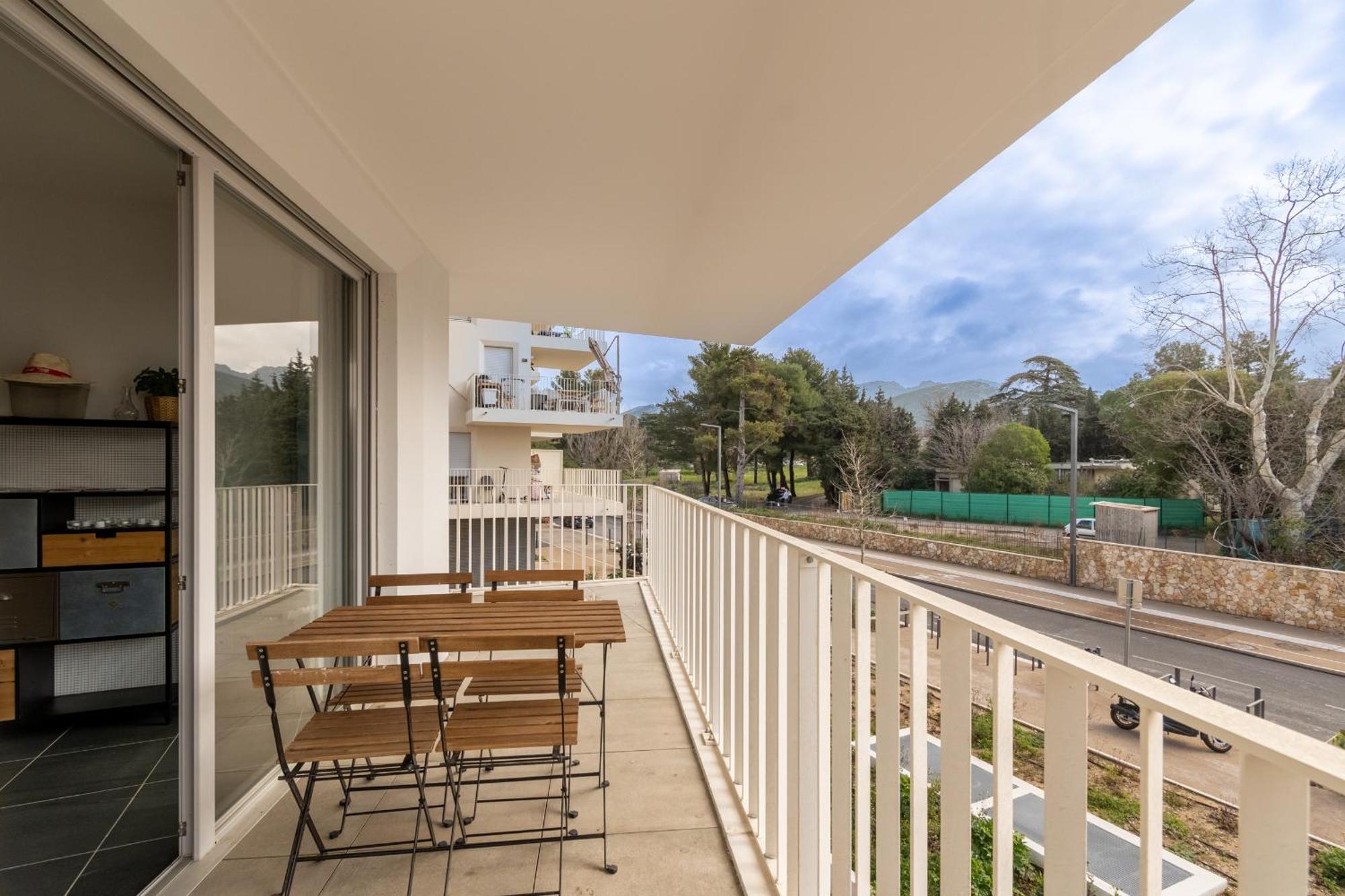 70 M2 Climatise Avec Balcon Et Parking * Marseille
