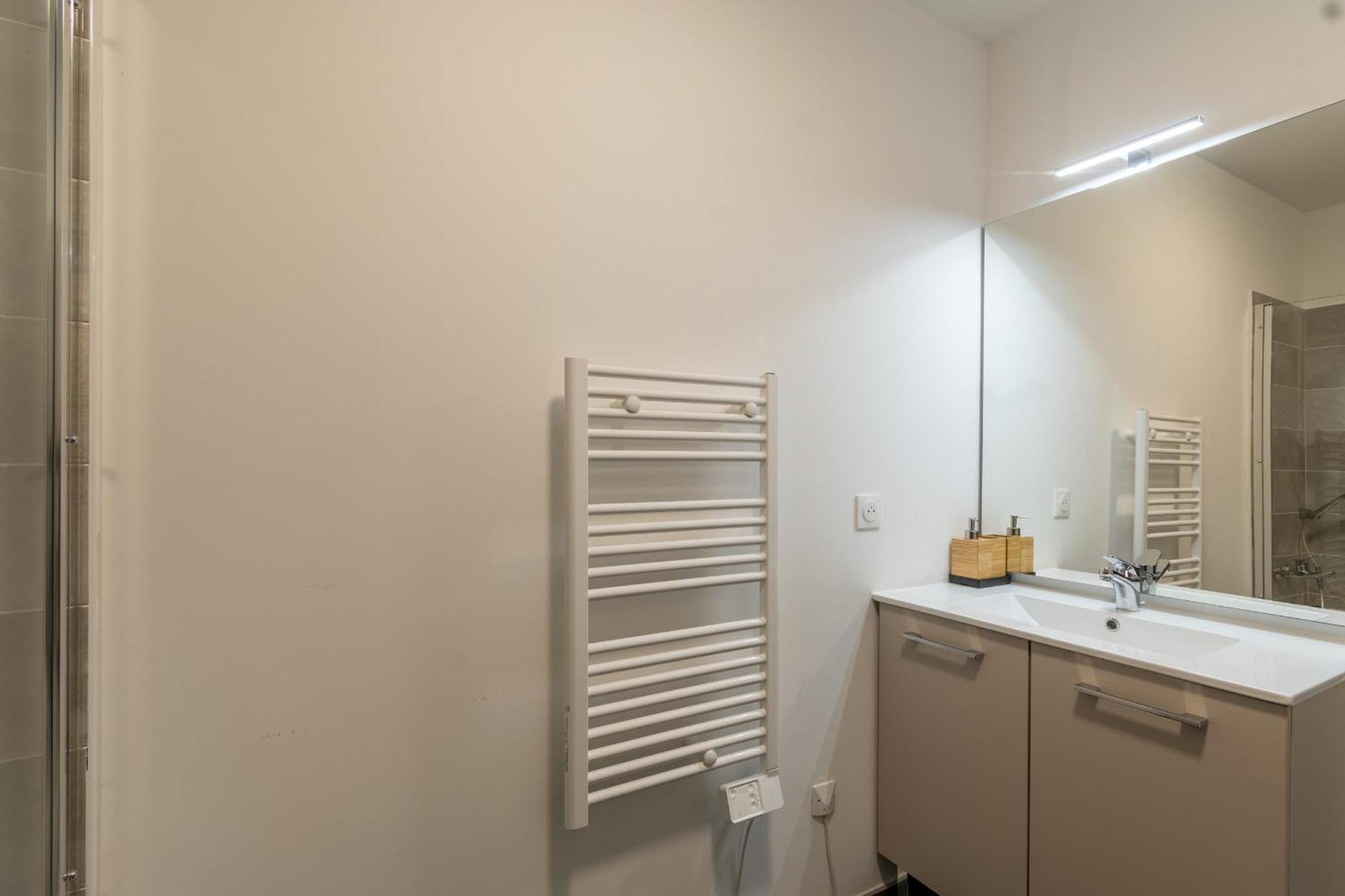 70 M2 Climatise Avec Balcon Et Parking *